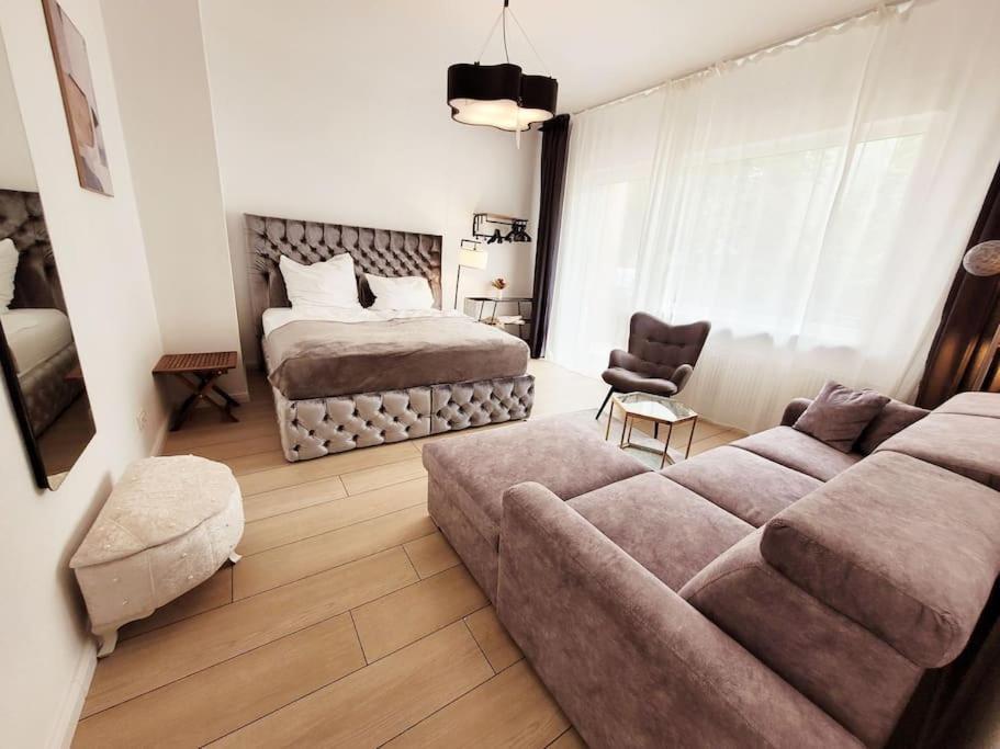 Duplex Ullstein- 4 Bedrooms, 2 Bathrooms, Living Room, 2 Parking Spaces, Boxspringbeds, Family & Business Apartment! Lejlighed *