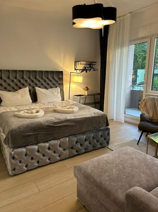 Duplex Ullstein- 4 Bedrooms, 2 Bathrooms, Living Room, 2 Parking Spaces, Boxspringbeds, Family & Business Apartment! Lejlighed *