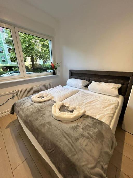 Duplex Ullstein- 4 Bedrooms, 2 Bathrooms, Living Room, 2 Parking Spaces, Boxspringbeds, Family & Business Apartment! Lejlighed