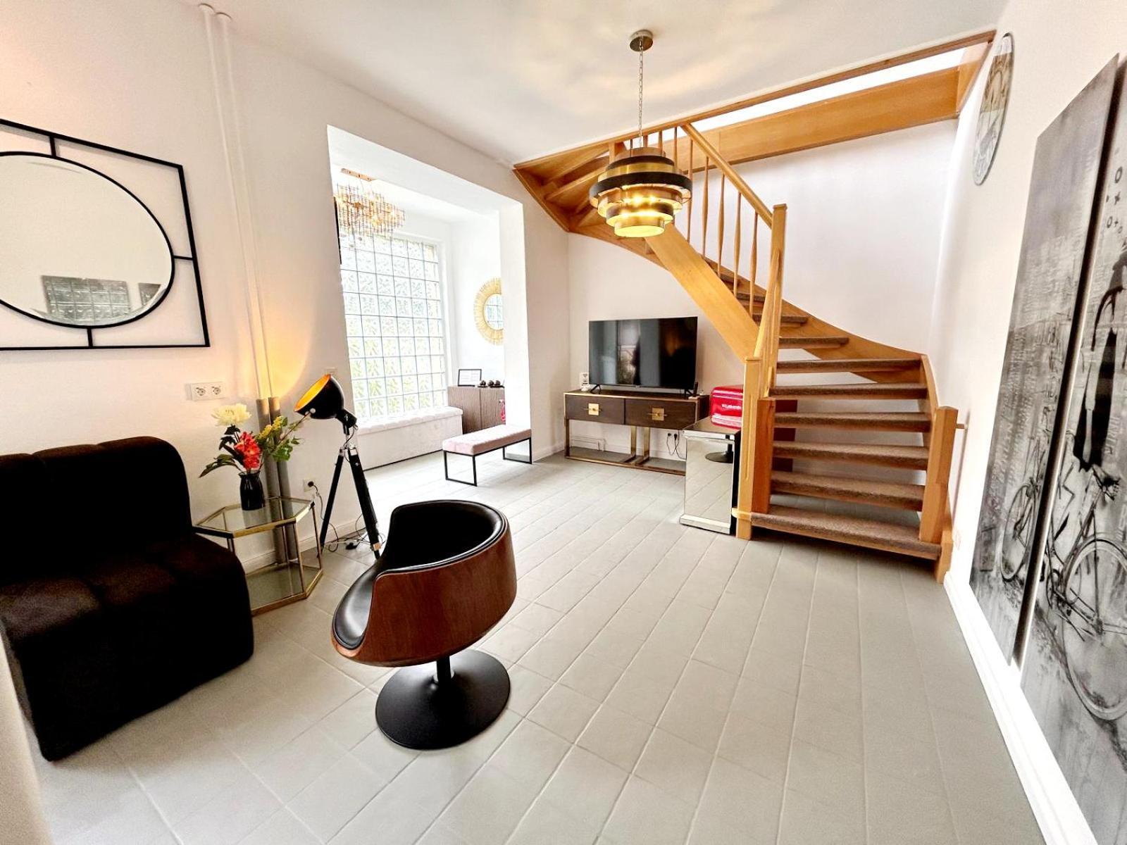 Duplex Ullstein- 4 Bedrooms, 2 Bathrooms, Living Room, 2 Parking Spaces, Boxspringbeds, Family & Business Apartment! Lejlighed