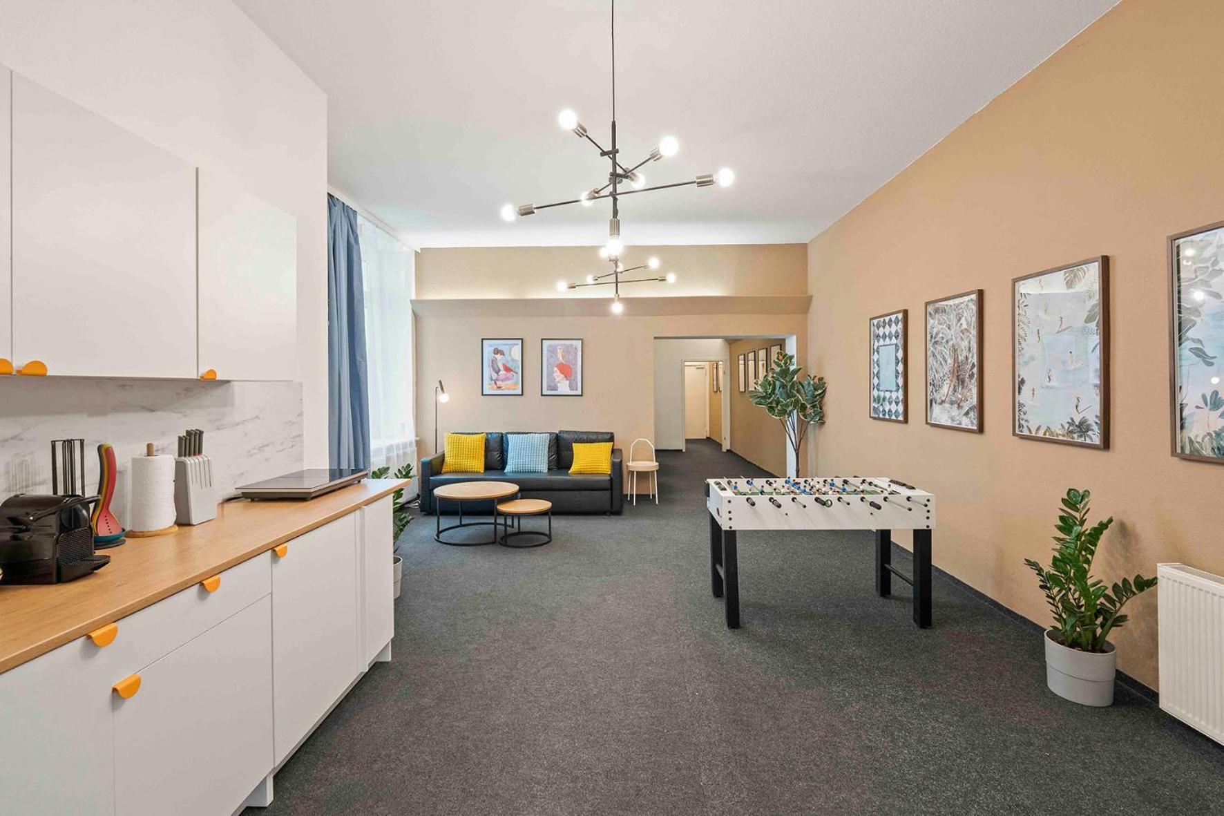 33 L With 8 & 3 Bathrooms Apartment
