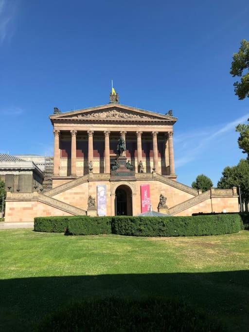 Berliner Altbaubauwohnung In Mitte *