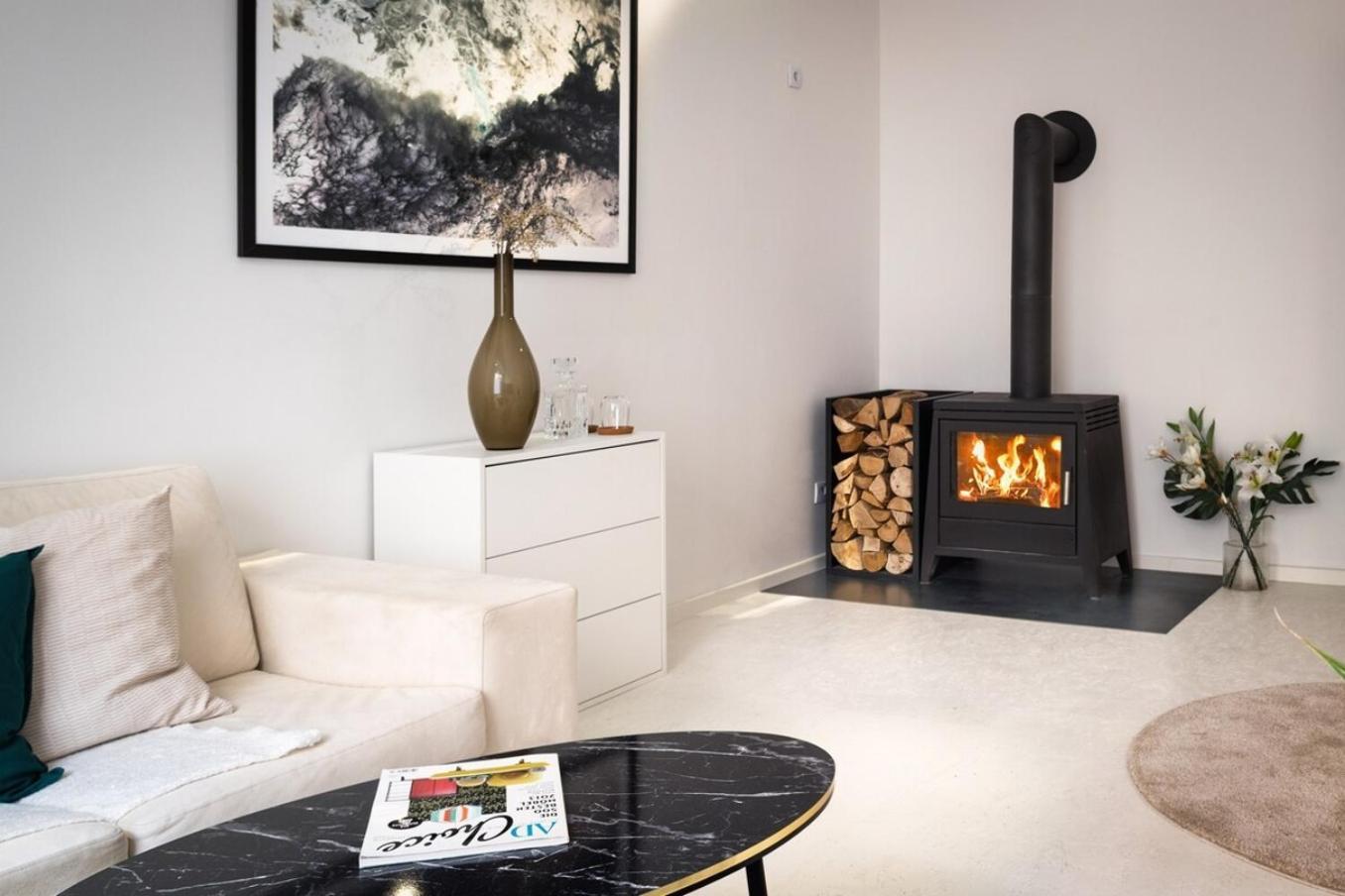 Apartment With Fireplace Near Underground