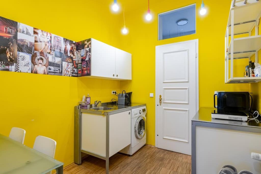 Nap Club - Stylish & Quiet Base In Vibrant Kiez Apartment *