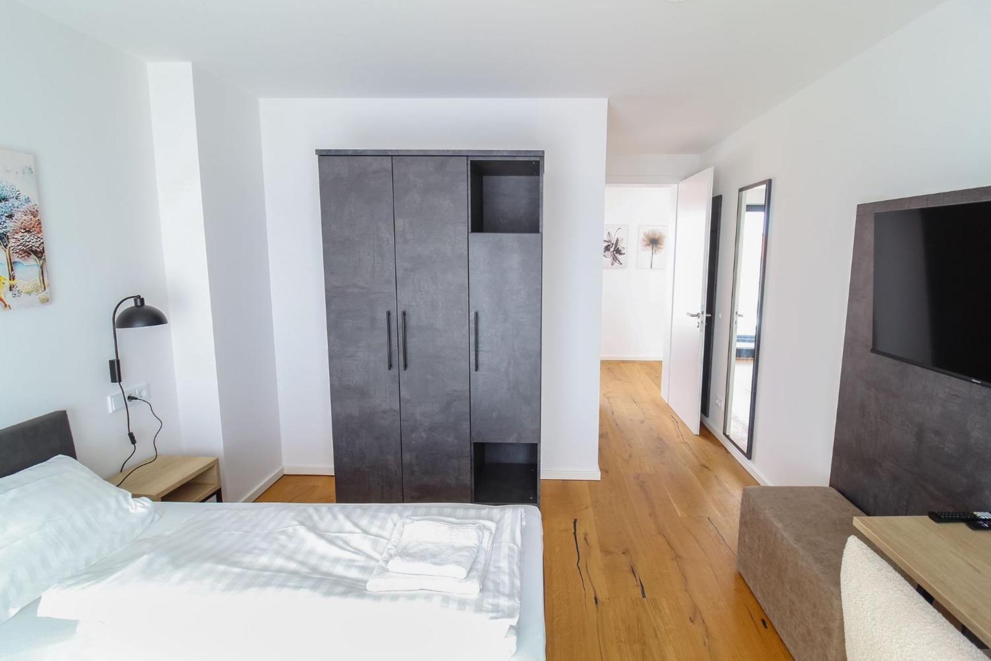 Helios Apartment *