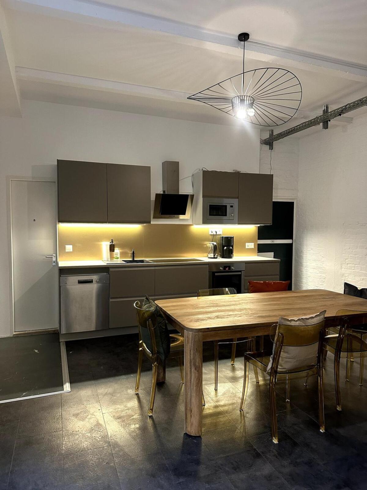 Classic Black In Vibrant Area 6 Berlin