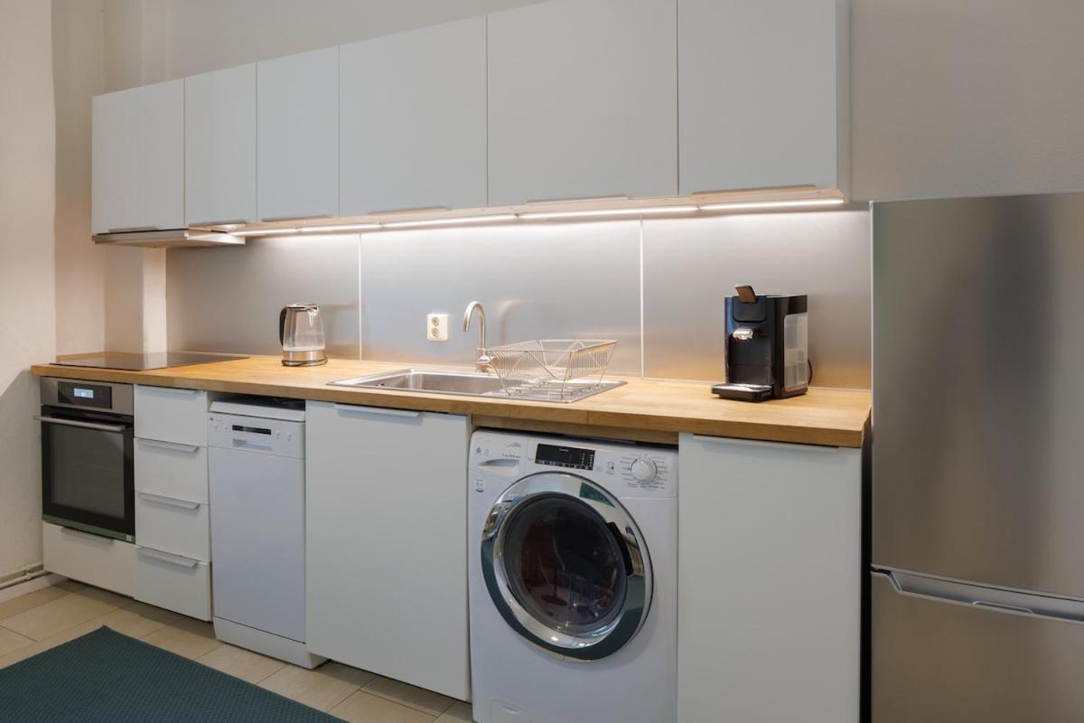 Generous In Central 4 Apartment