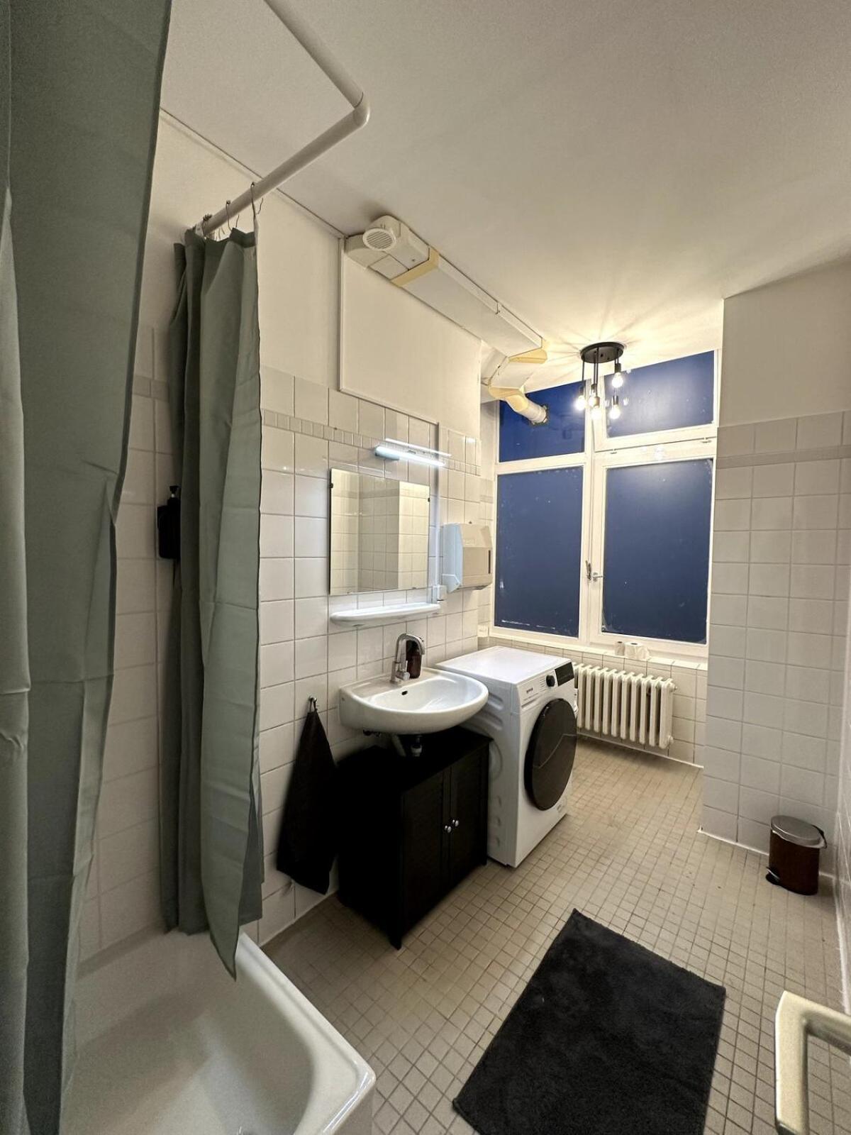 Apartment Classic Black In Vibrant Area 6