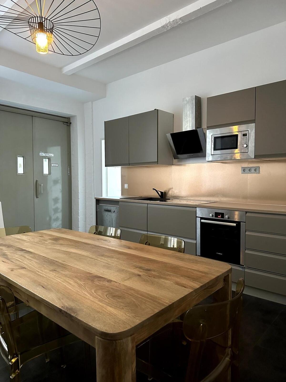 Classic Black In Vibrant Area 6 Apartment