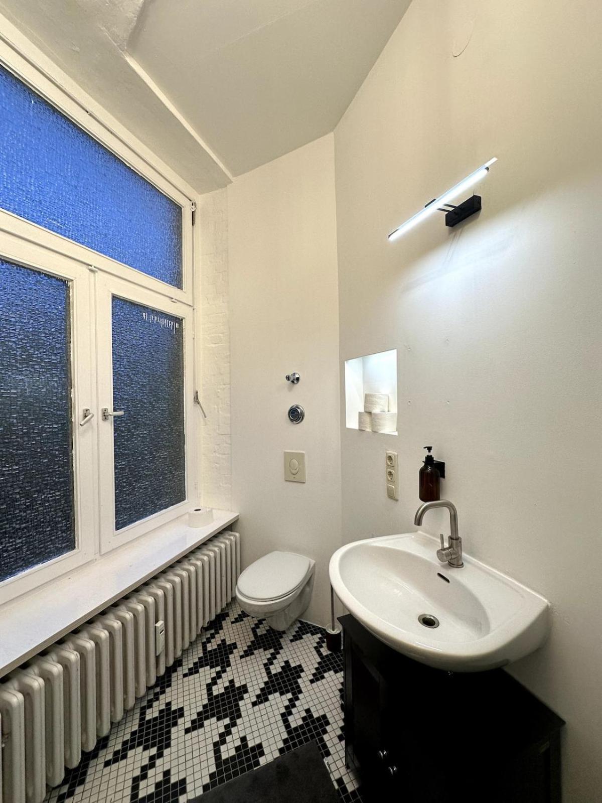 Apartment Classic Black In Vibrant Area 6