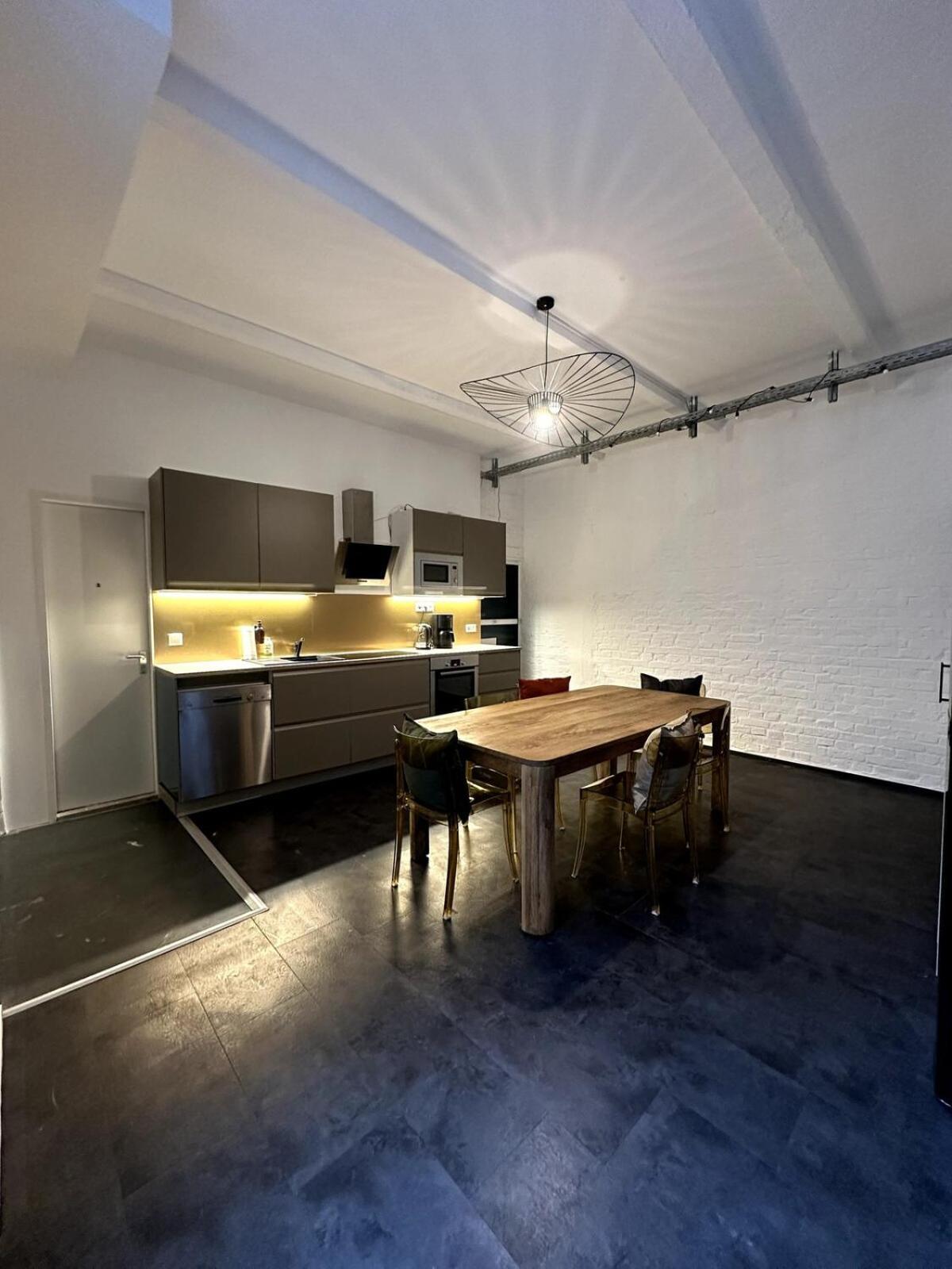 Apartment Classic Black In Vibrant Area 6 *