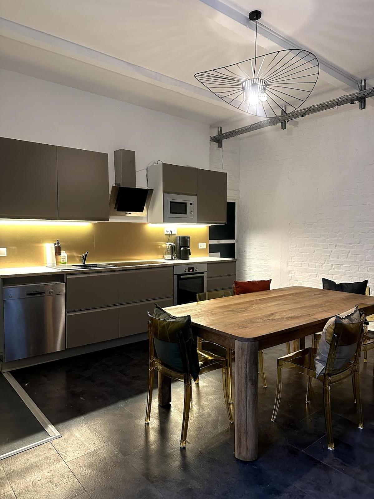 Apartment Classic Black In Vibrant Area 6 *