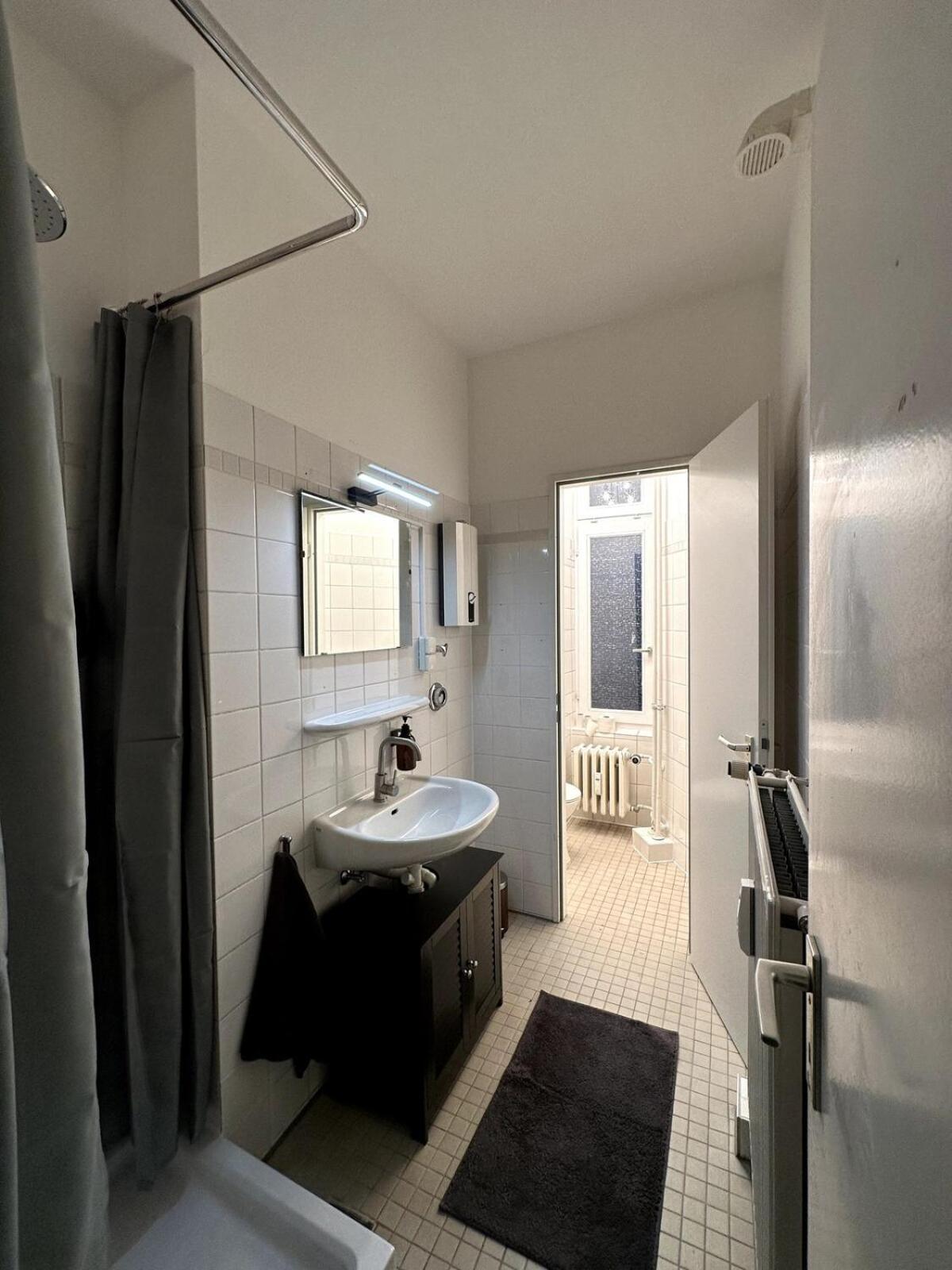 Apartment Classic Black In Vibrant Area 6