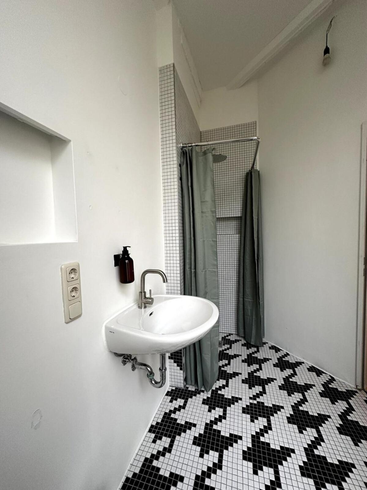 Cozy Rosy In Vibrant Area 4 Apartment