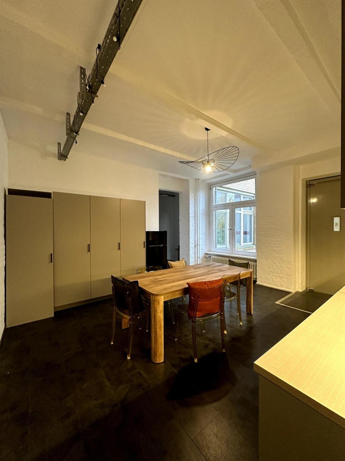 Cozy Rosy In Vibrant Area 4 Apartment