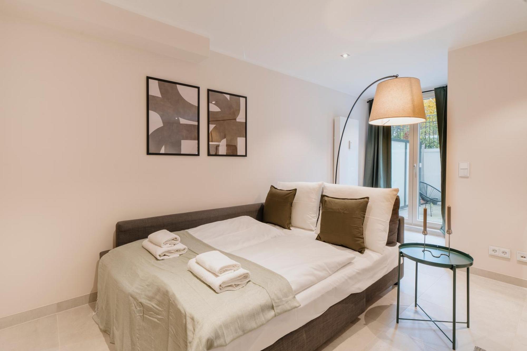 Homely - Huge Terrace, Modern, Quiet, Near Kudamm Apartment Berlin