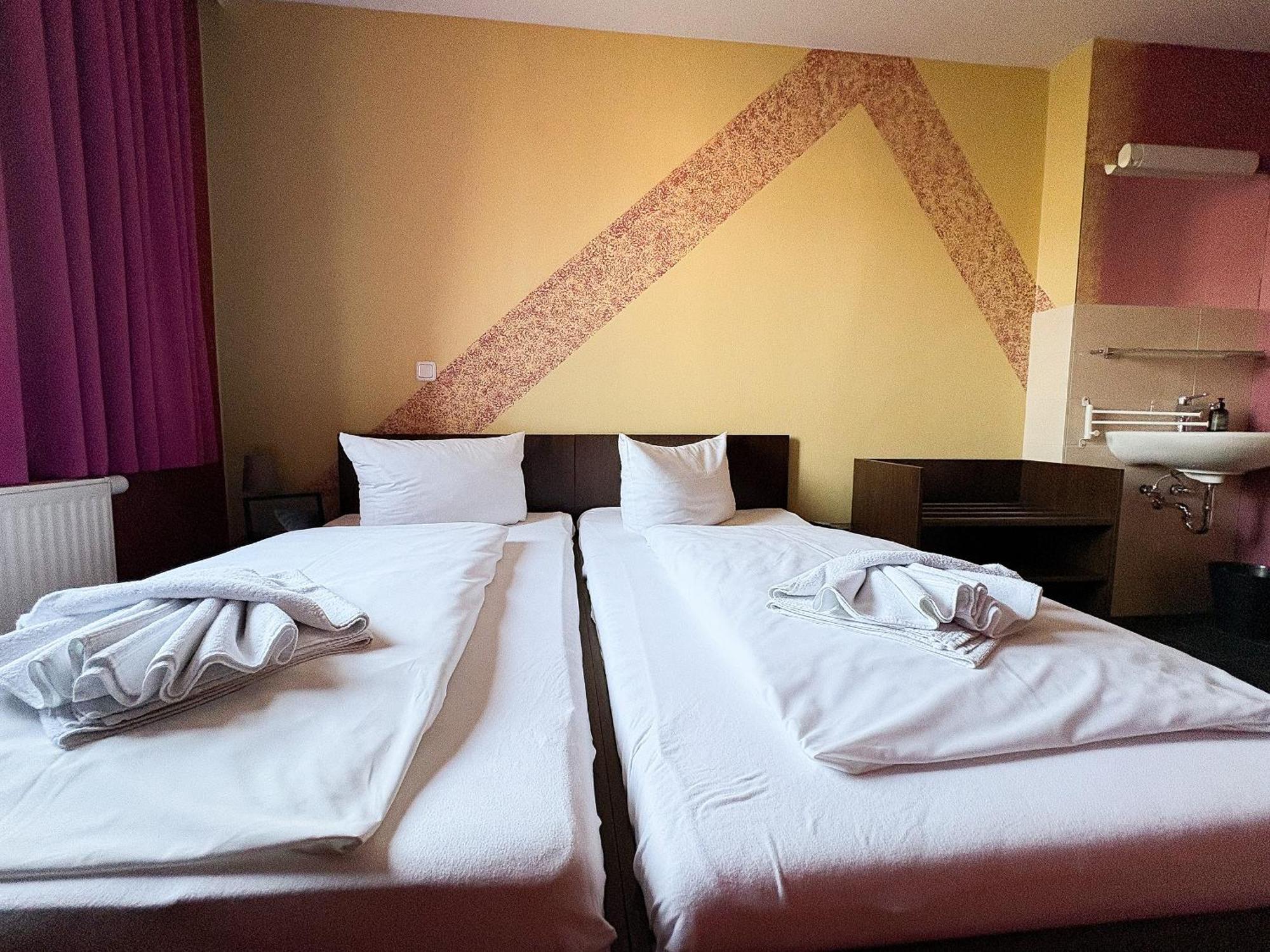 Holi Hotel