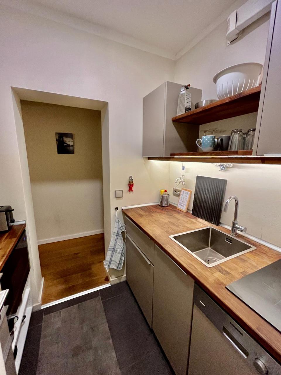 Im Nollendorfkiez, 2 Zimmer, Kueche, Bad,