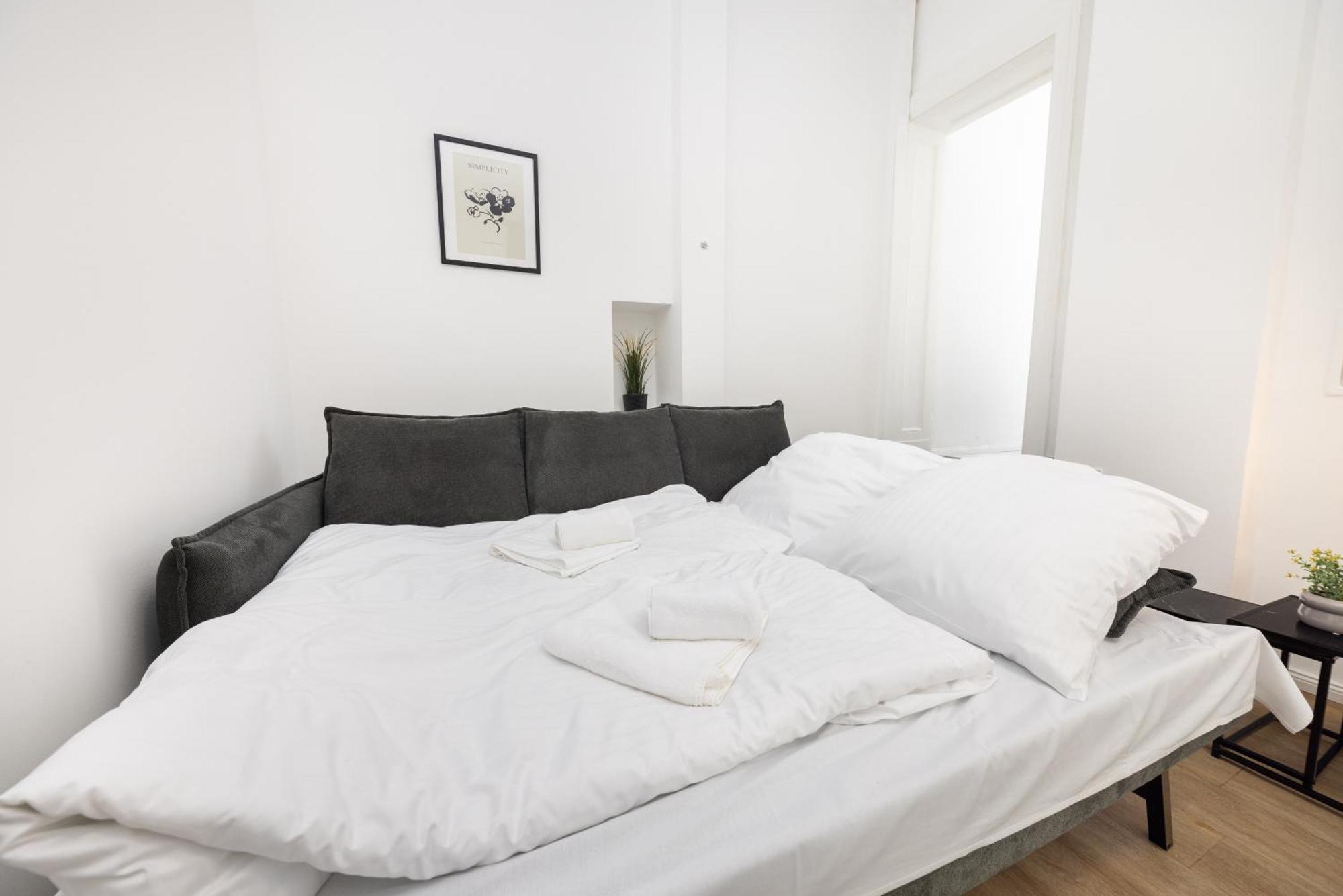 2br Modern Maybachufer Tischkicker Apartment