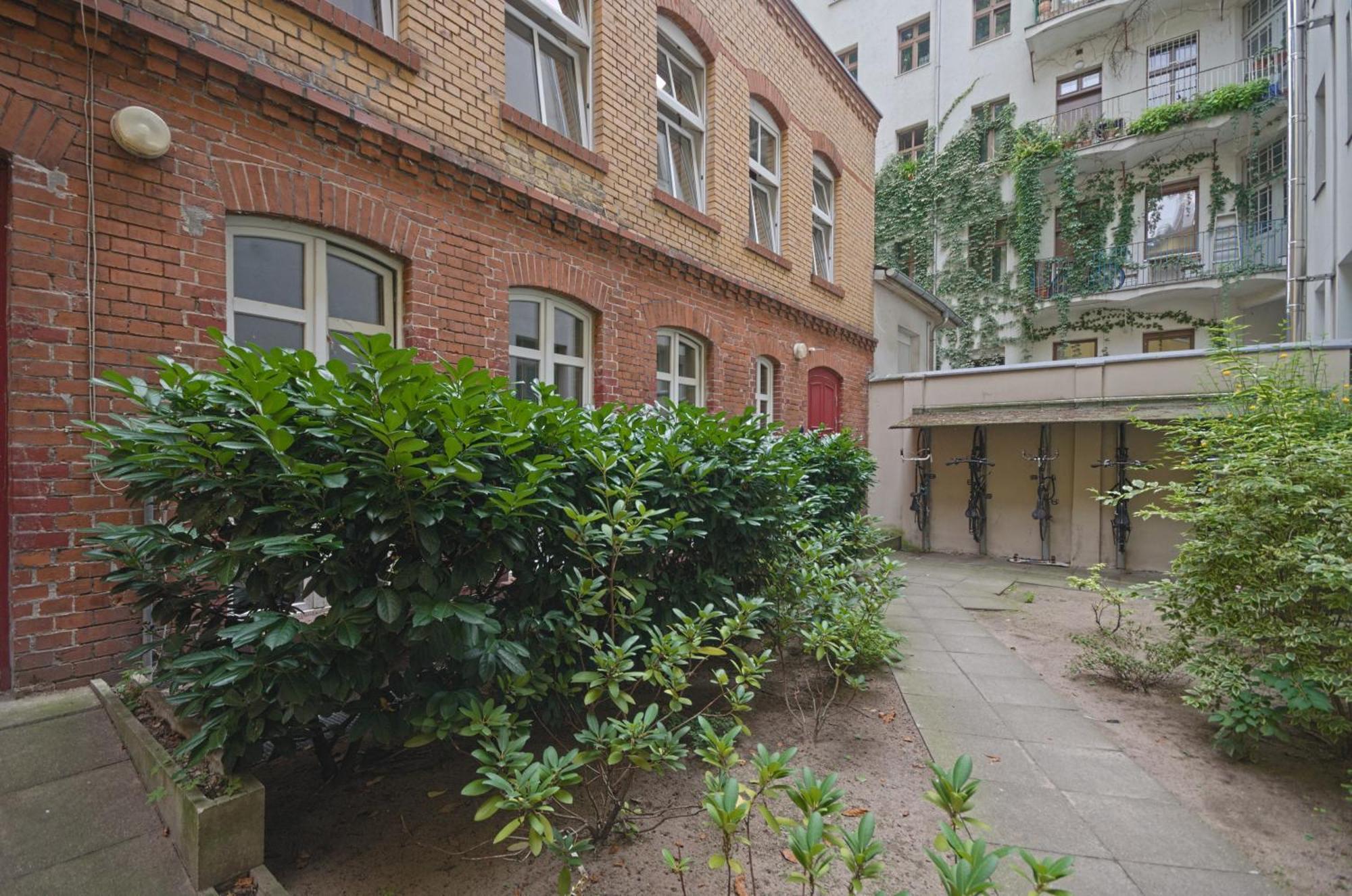 Quiet Courtyard Apartment *