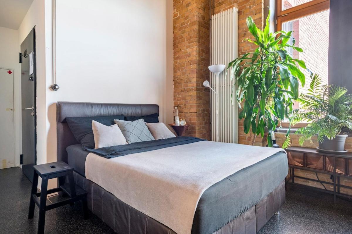 Loft & Artist In An Industrial Creative Hub Apartment