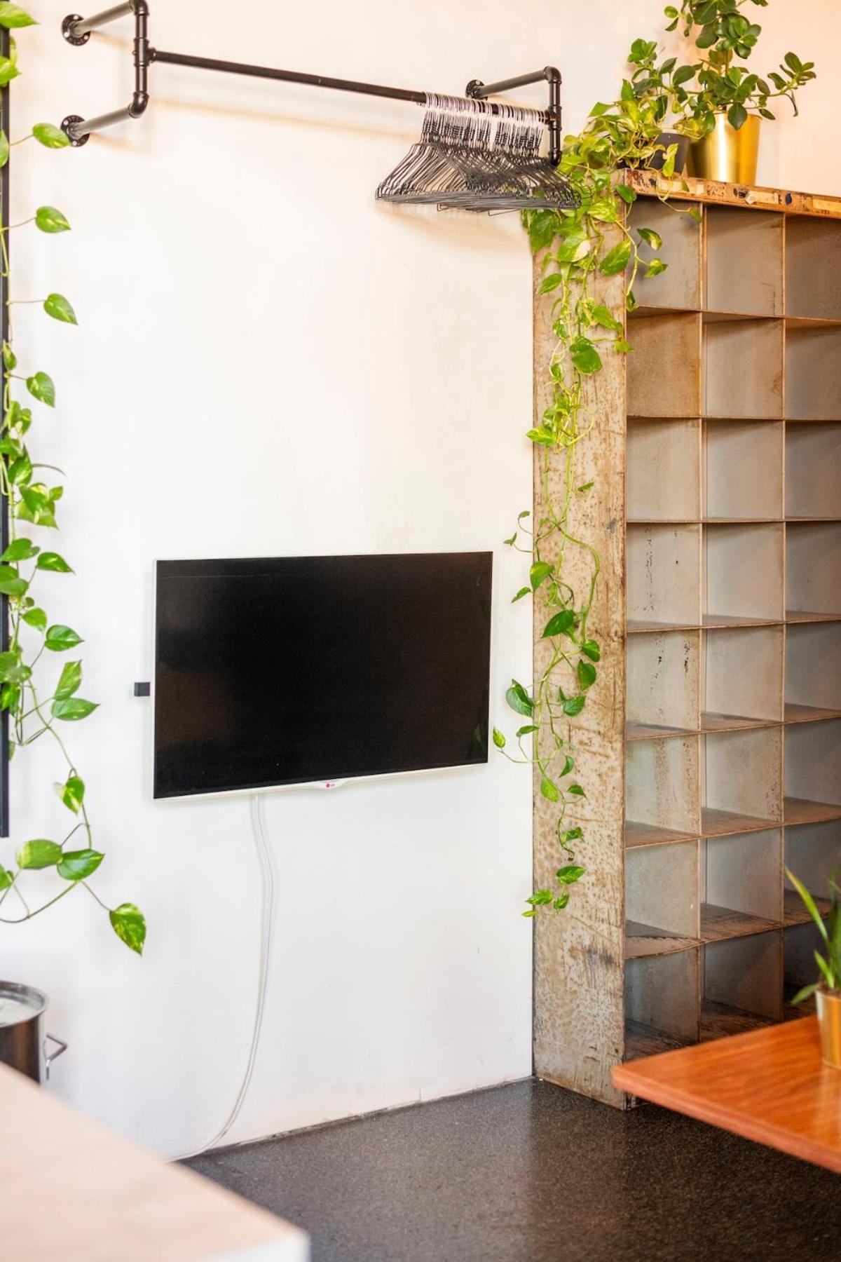 Loft & Artist In An Industrial Creative Hub Apartment *