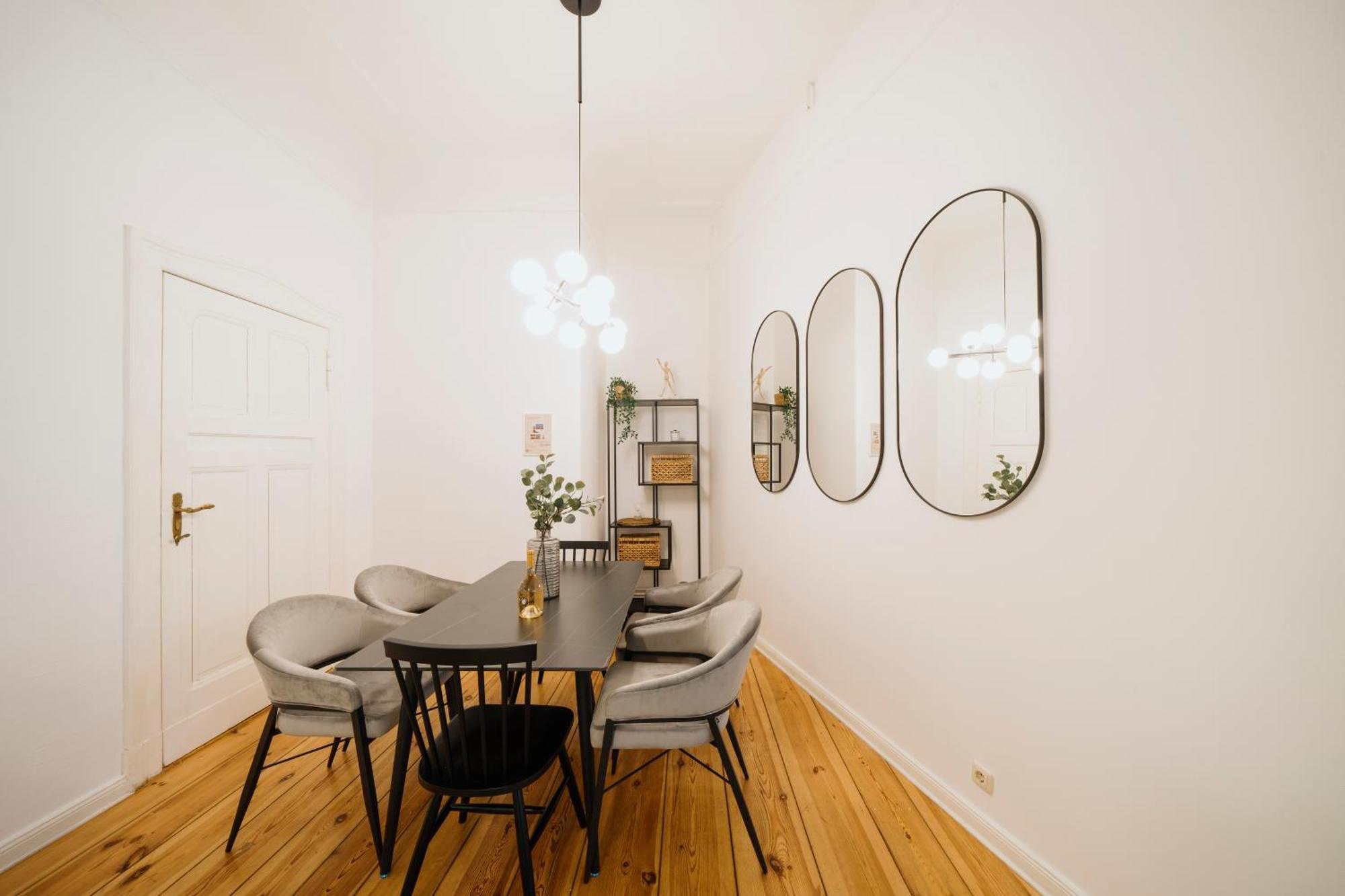Homely - Luxurious, Spacious, Near Victory Column, River