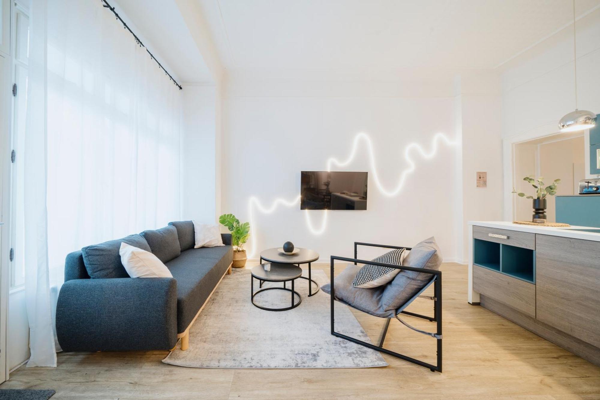 Apartment Homely - Luxurious, Spacious, Near Victory Column, River *