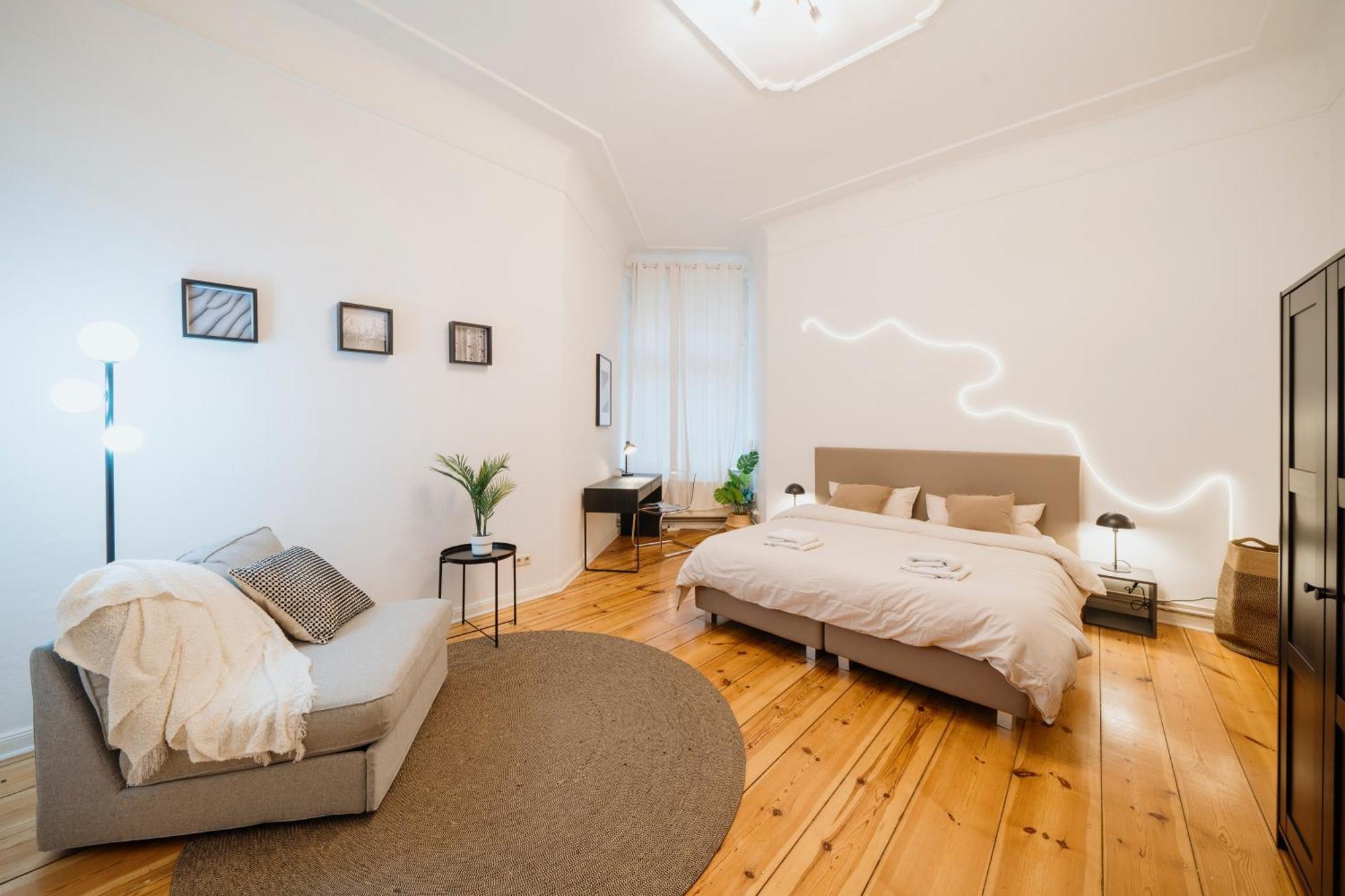 Apartment Homely - Luxurious, Spacious, Near Victory Column, River