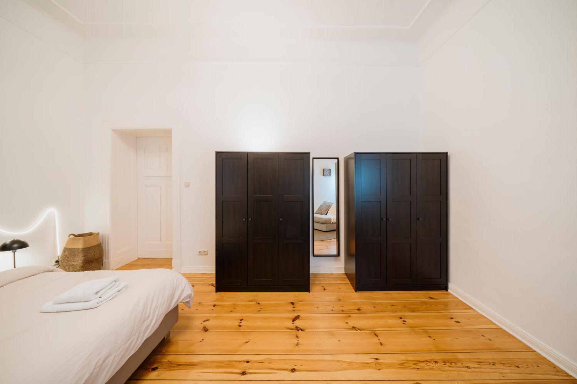 Homely - Luxurious, Spacious, Near Victory Column, River Apartment Berlin
