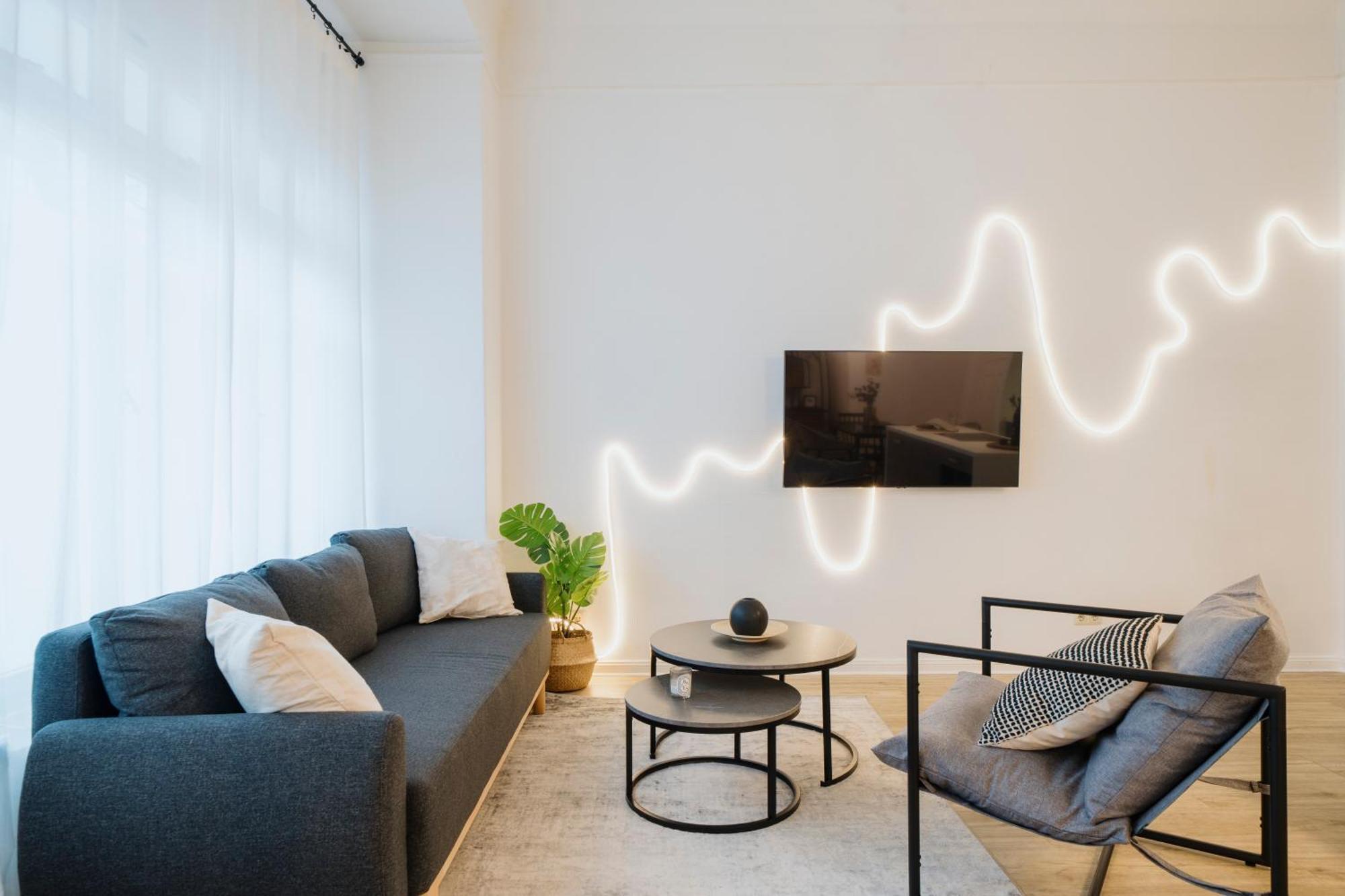 Apartment Homely - Luxurious, Spacious, Near Victory Column, River *