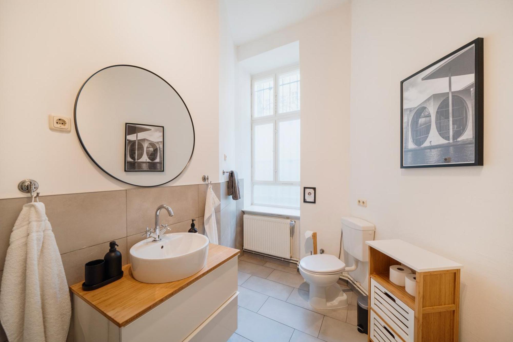 Homely - Luxurious, Spacious, Near Victory Column, River Apartment Berlin
