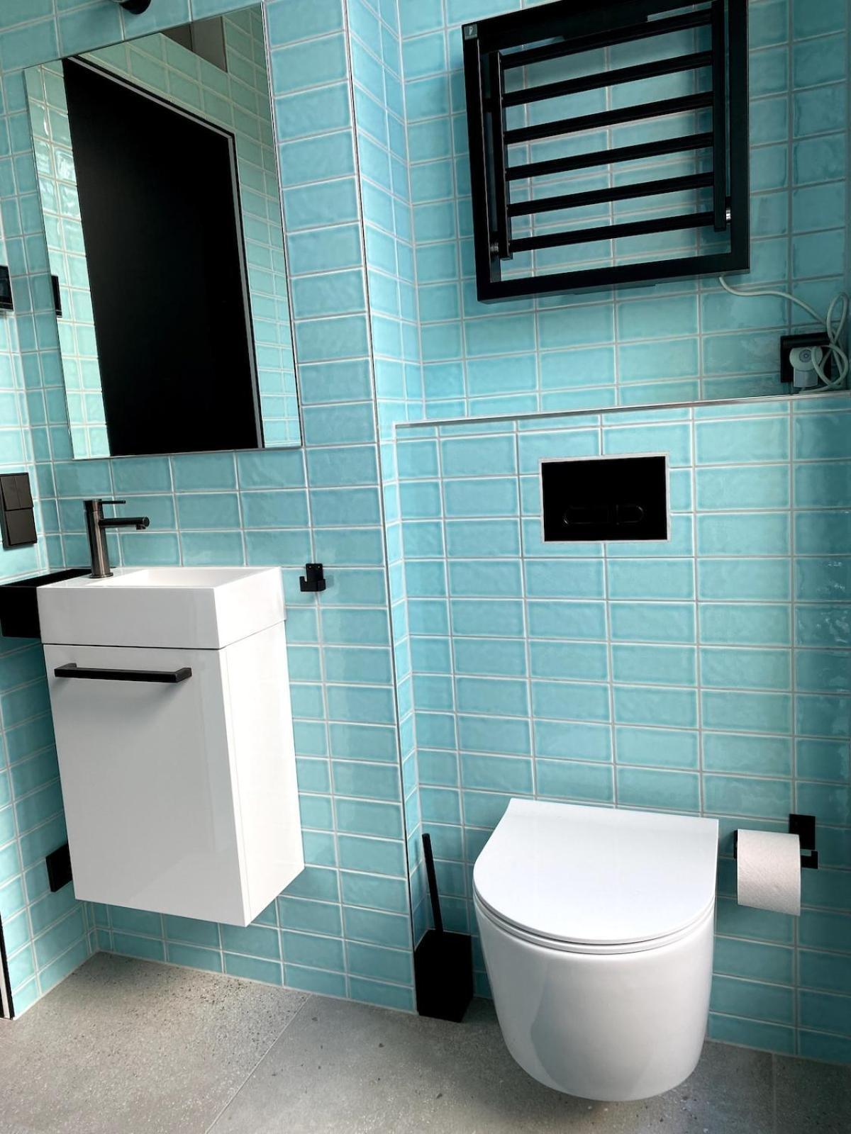 With A Bathroom And Private Entrance Door Apartment *