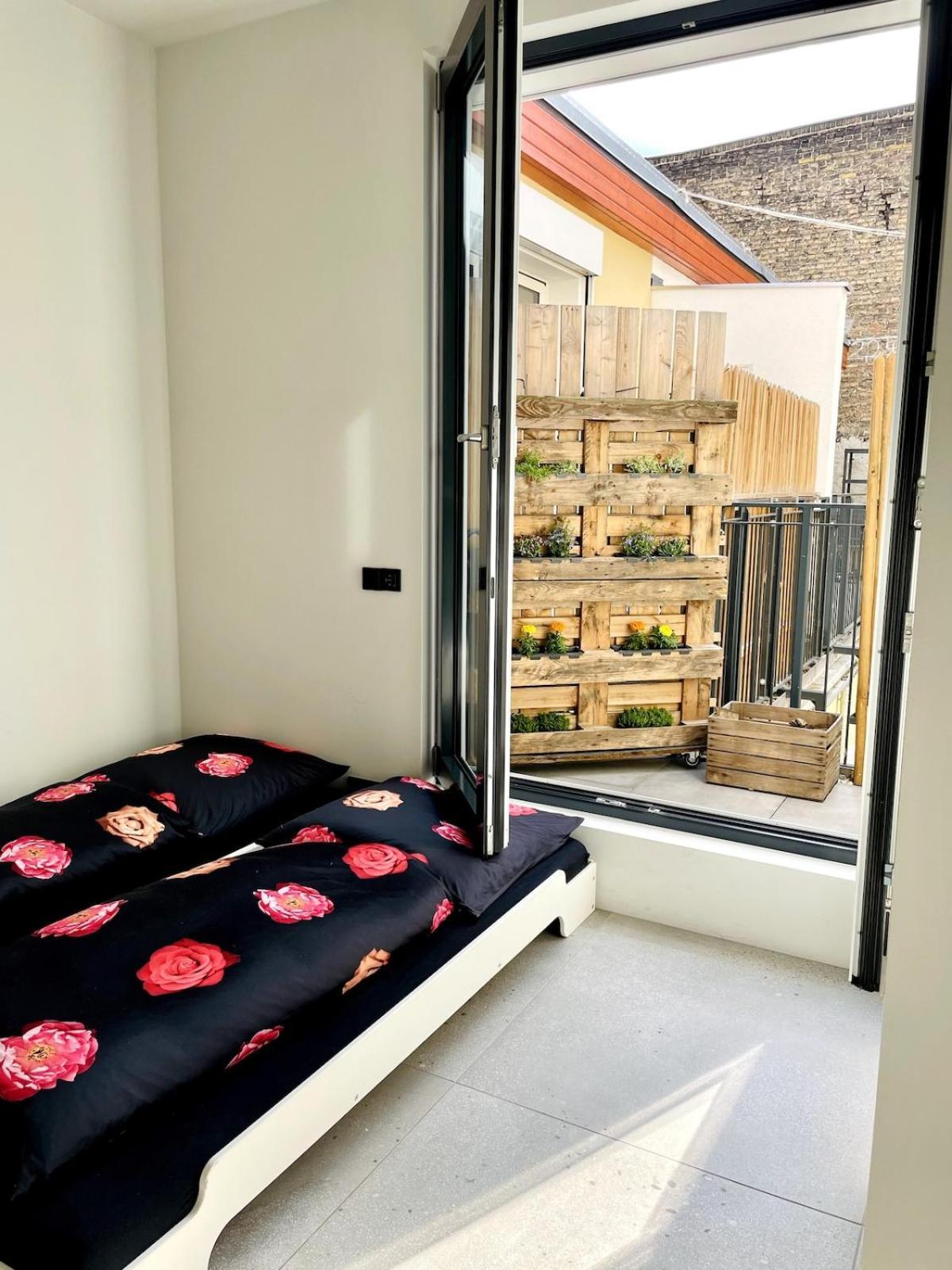 With A Bathroom And Private Entrance Door * Berlin