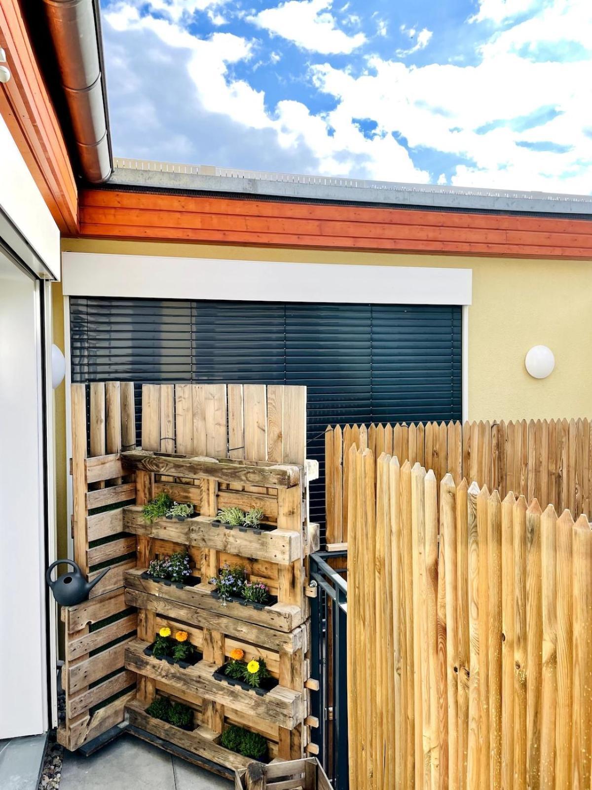 With A Bathroom And Private Entrance Door Apartment *