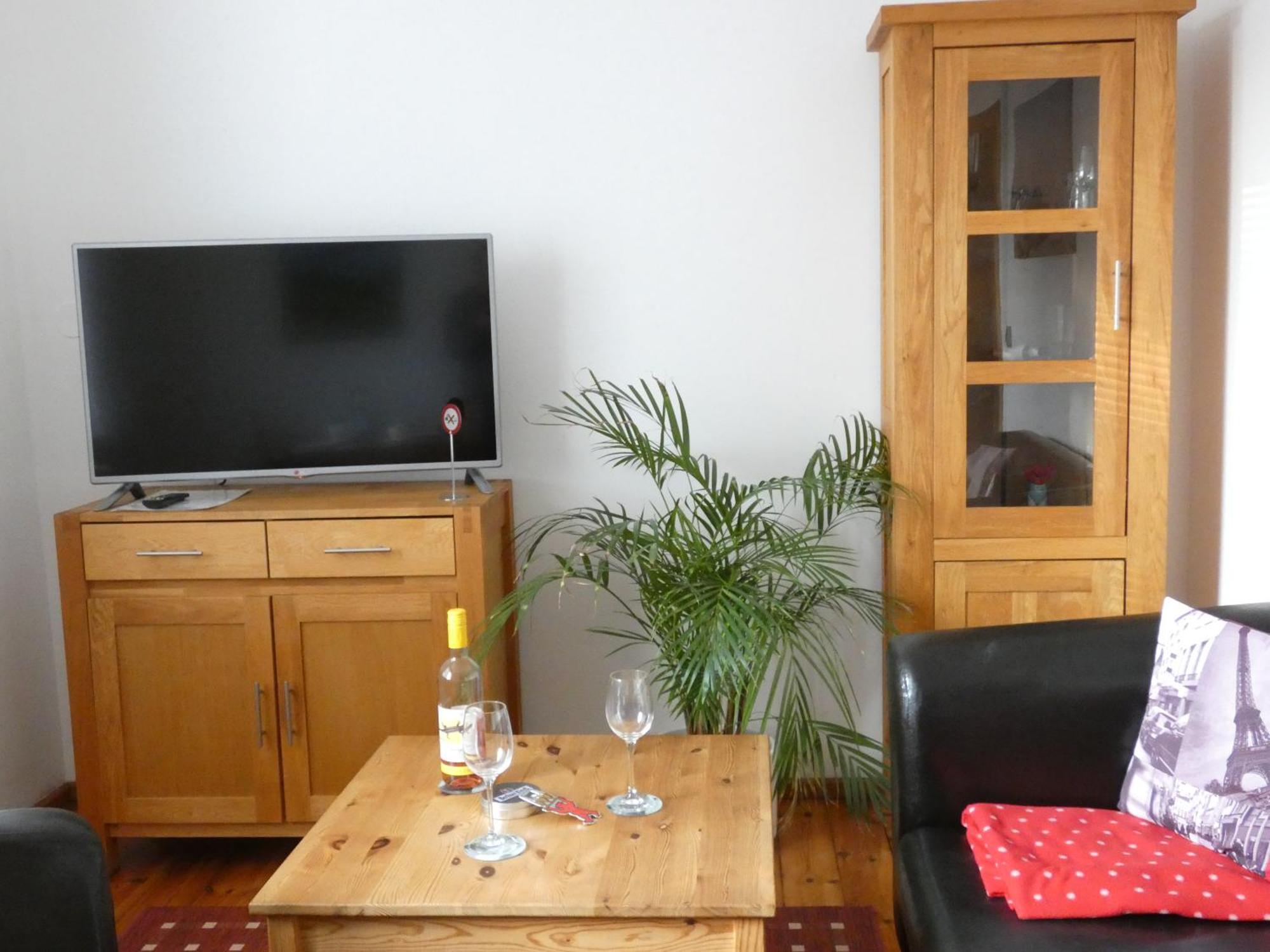 Apartment In Berlin-gruenau, Wasser- Und Waldnaehe, Gute Verkehrsanbindung