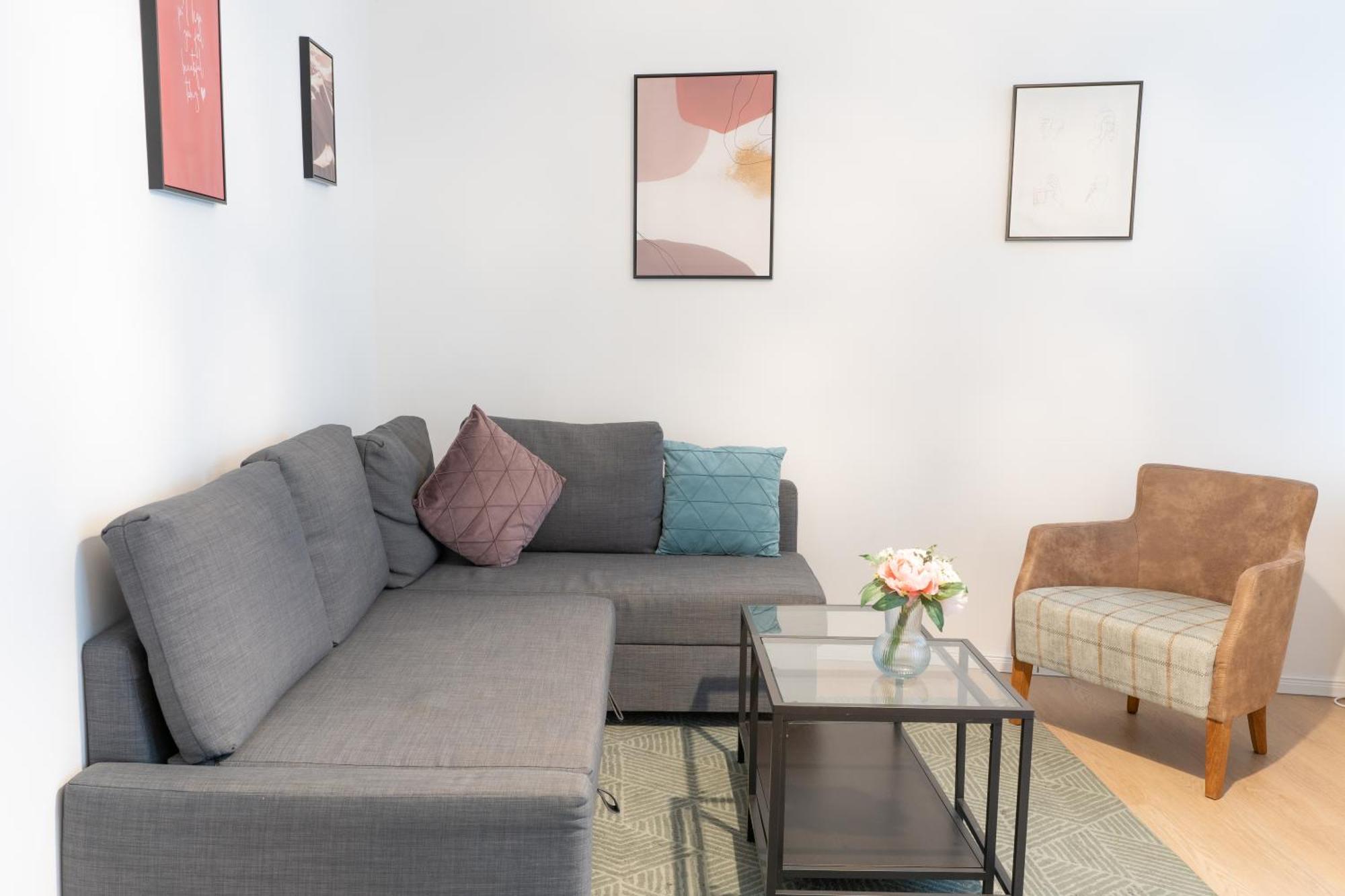 Urban Flats Apartment *