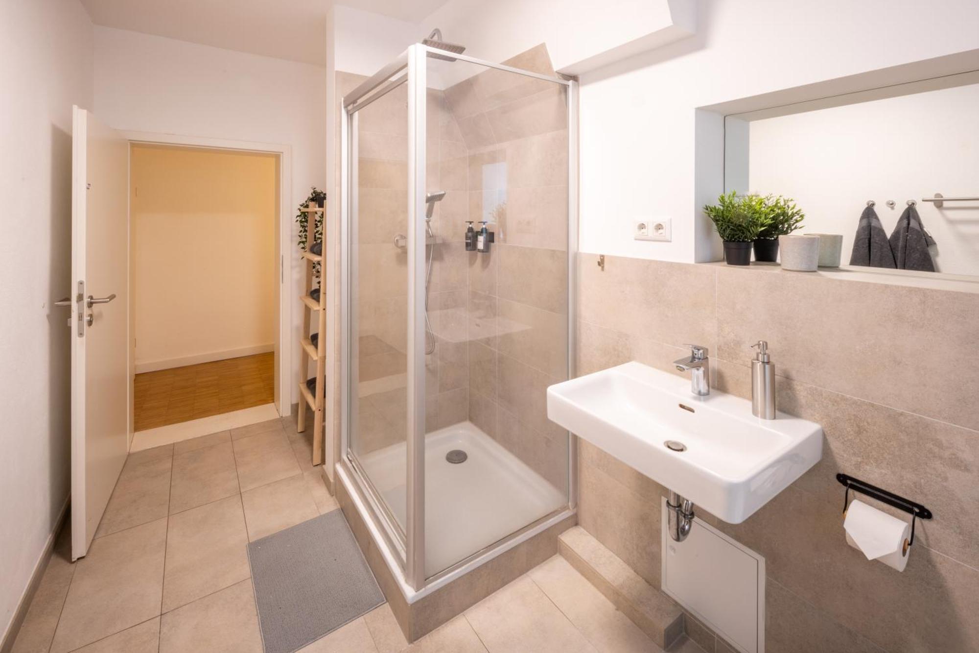 100qm2, Superior Suite, 8 Beds, Rain Shower * Berlin