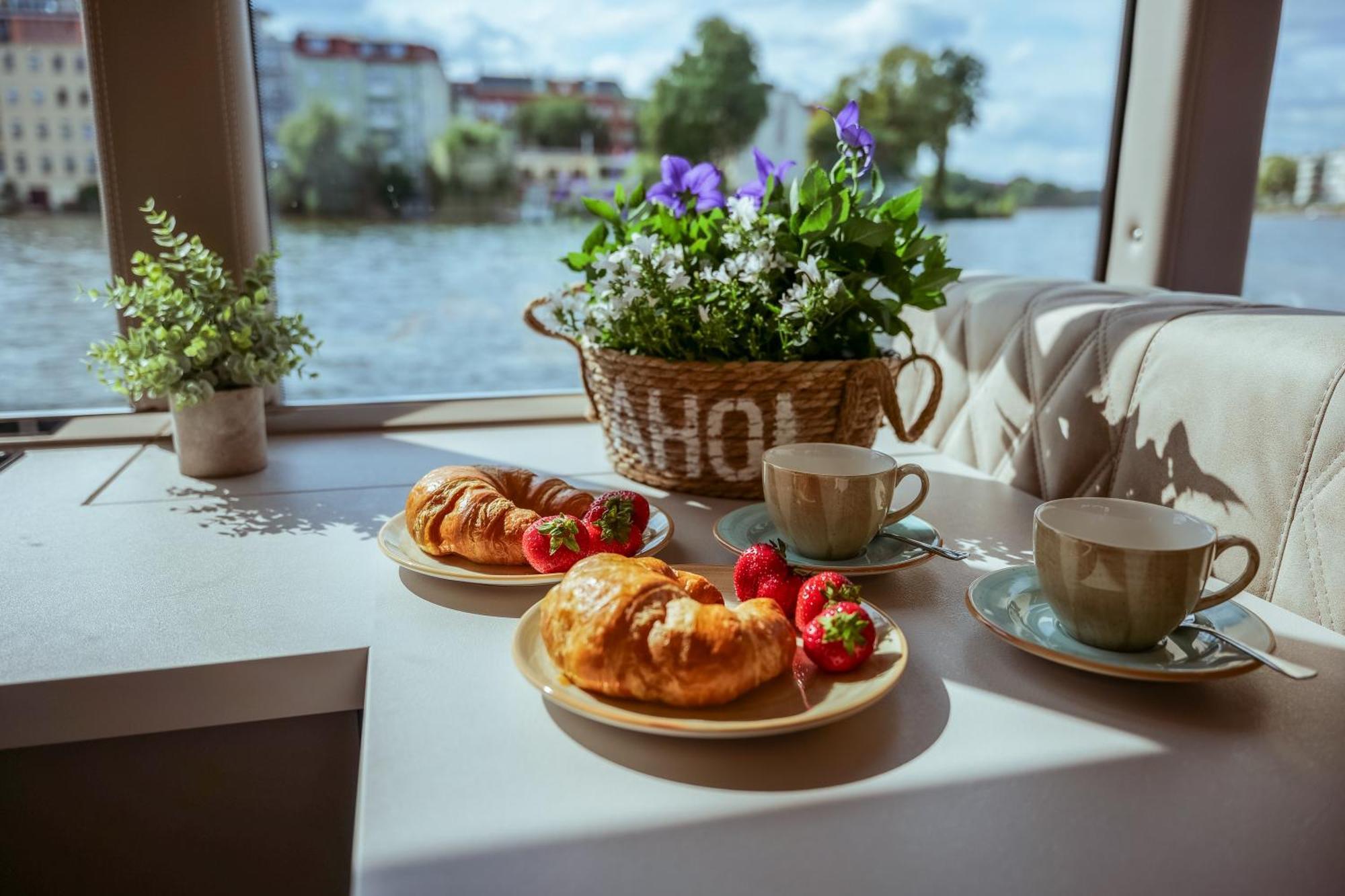 Nena Hausboot Botel Berlin