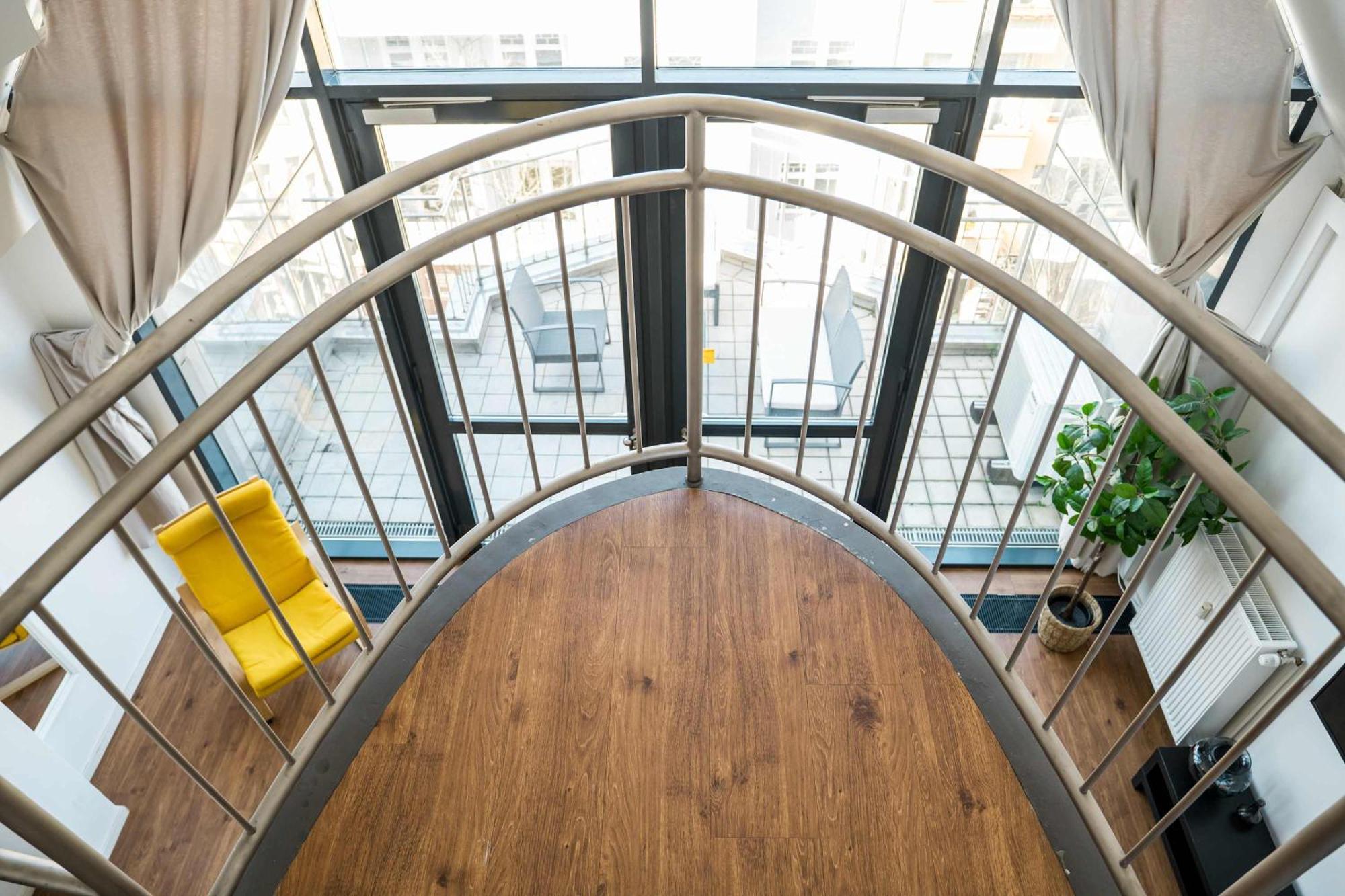 Fantastic Loft With Balcony Apartment *