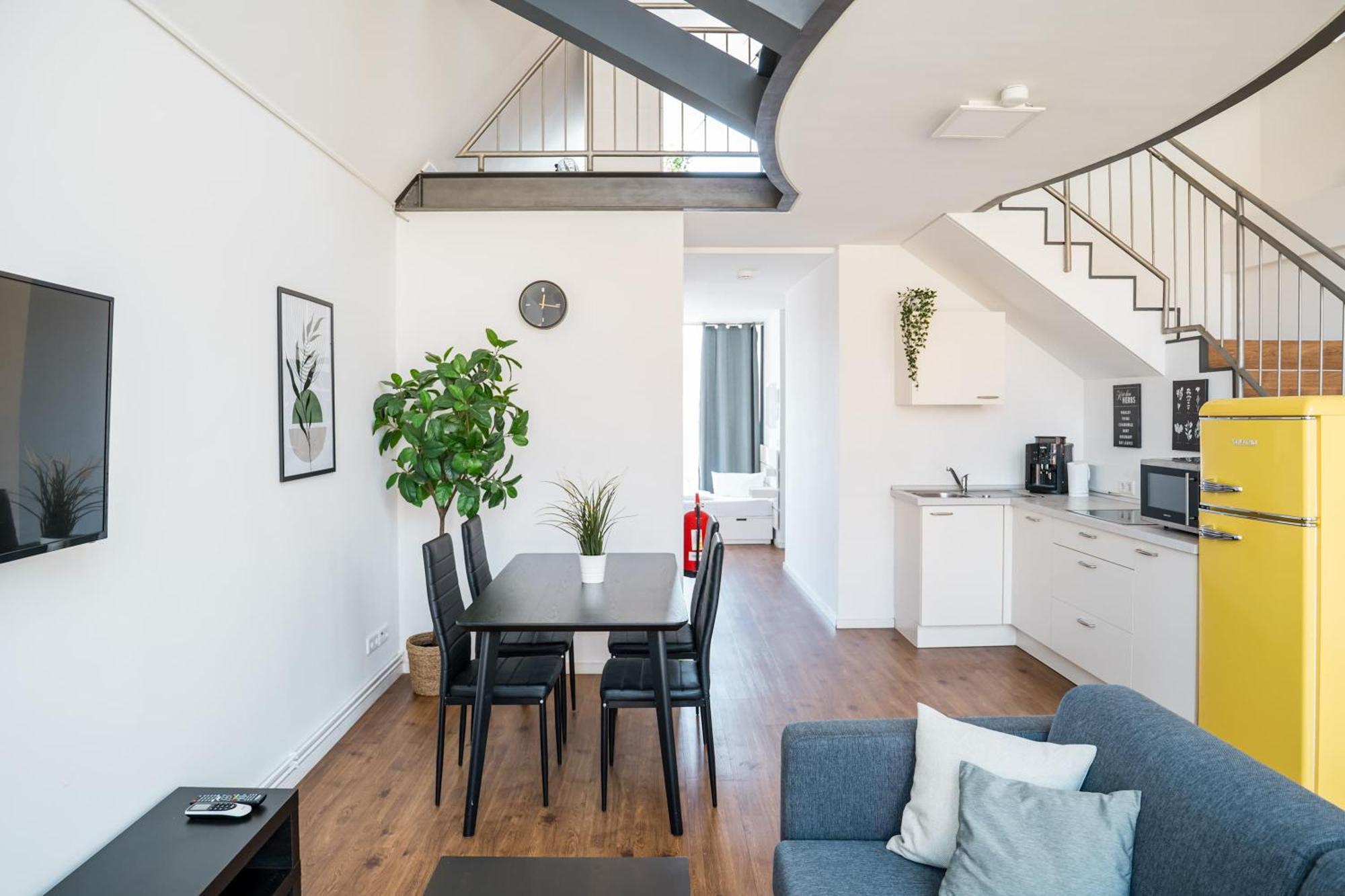 Fantastic Loft With Balcony Apartment *