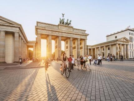 Wonderful And Cosy In The Heart Of Berlin, 1 Bedroom, 1 Living With Comfortable Bed Couch