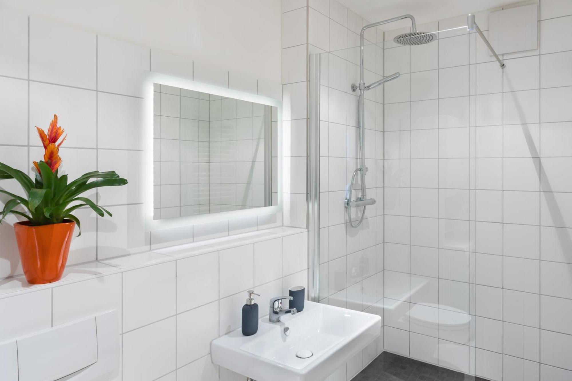 Thezion, Lovely 1 Bedroom Up To 3 Apartment *