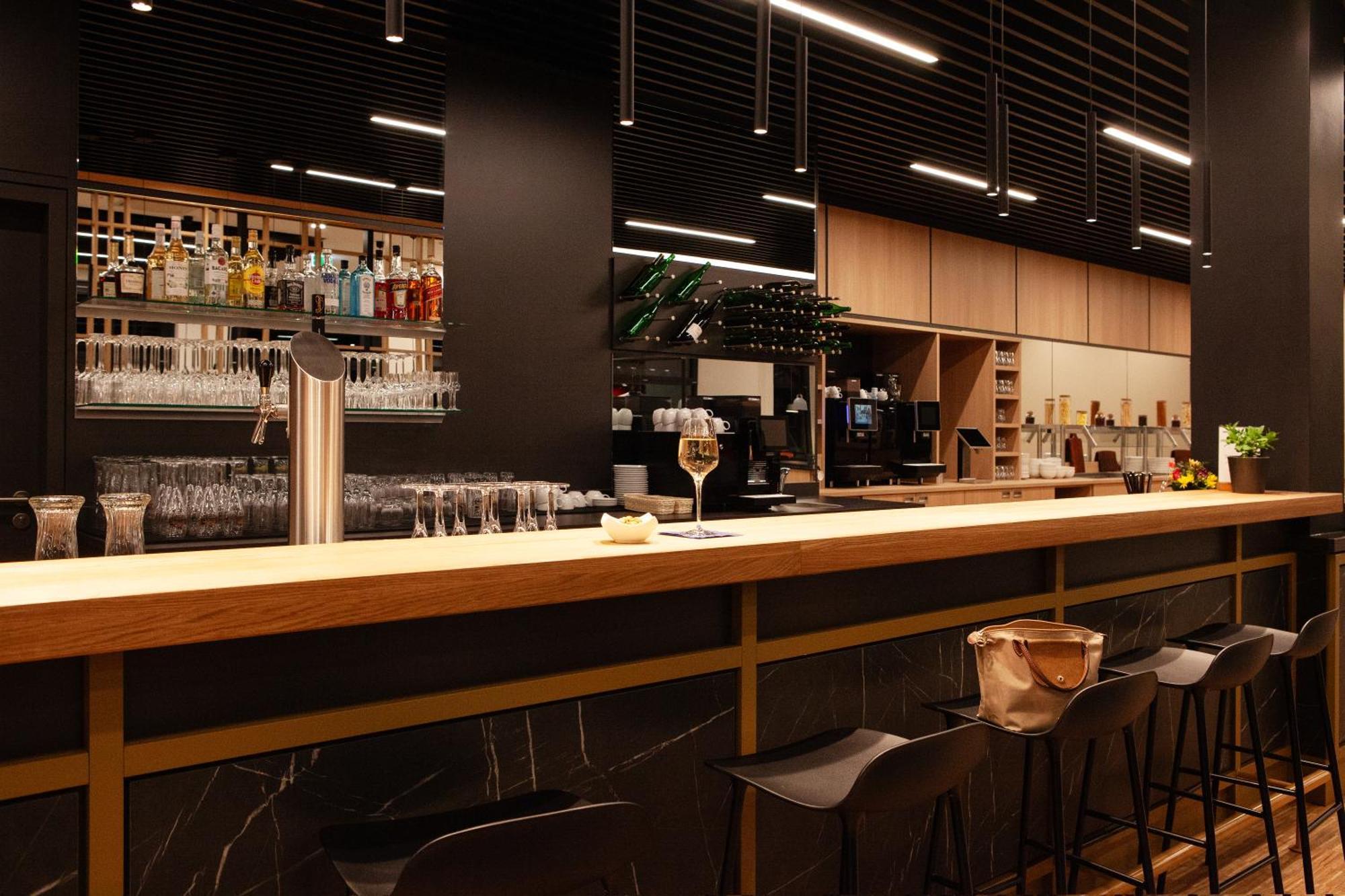 Ibis Airport Hotel *