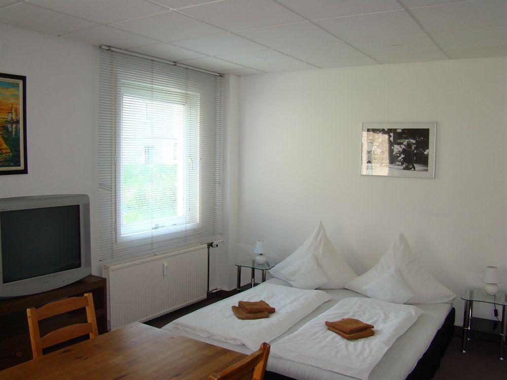 Near Brandenburg Gate - & Hostel Berlin