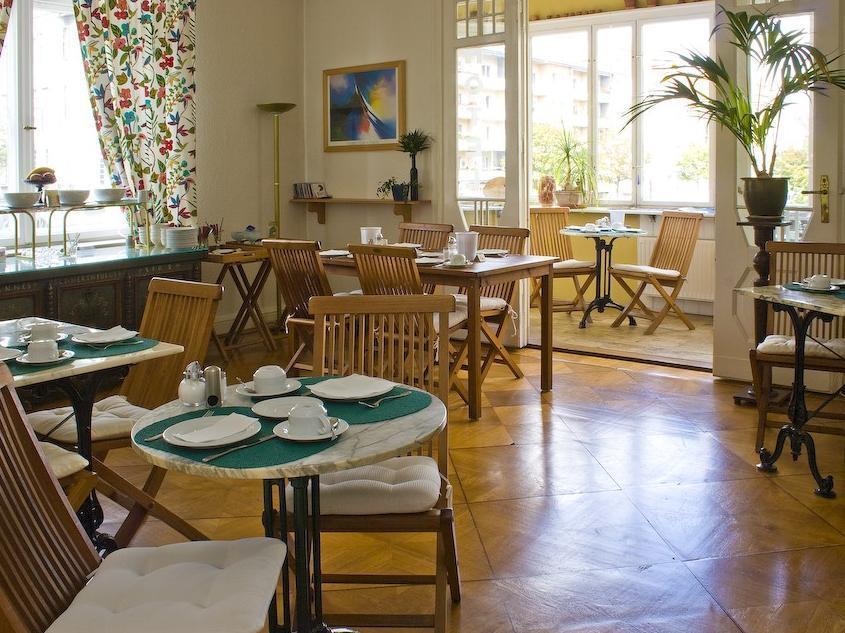 Senta Guest house