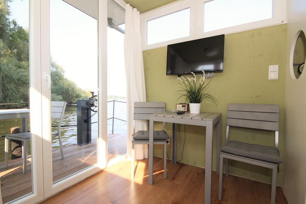 Hausboot Wannsee 1 * Berlin