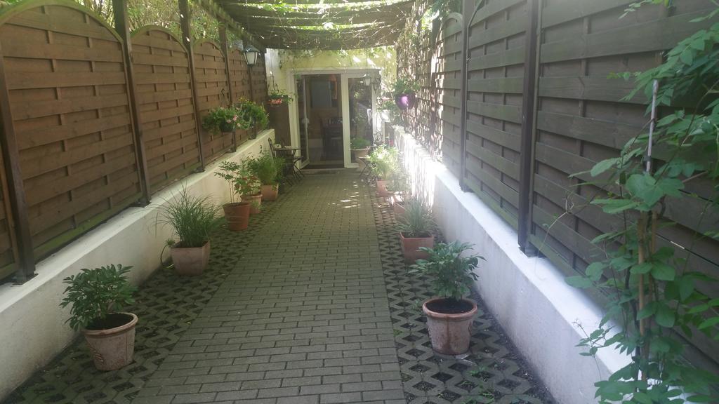 Tempelhof Bed & Breakfast 2*
