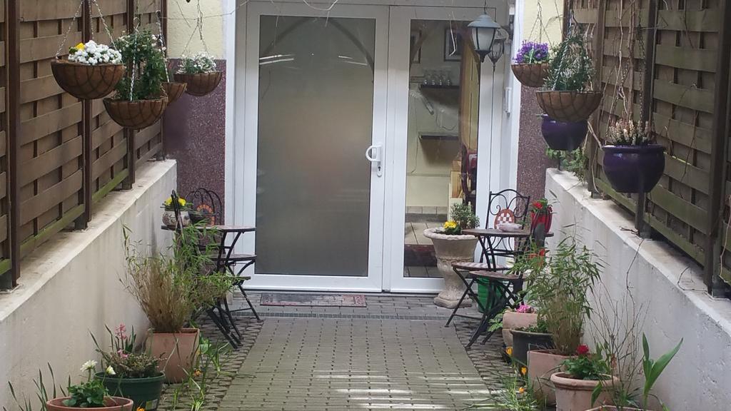 Tempelhof Bed & Breakfast 2*