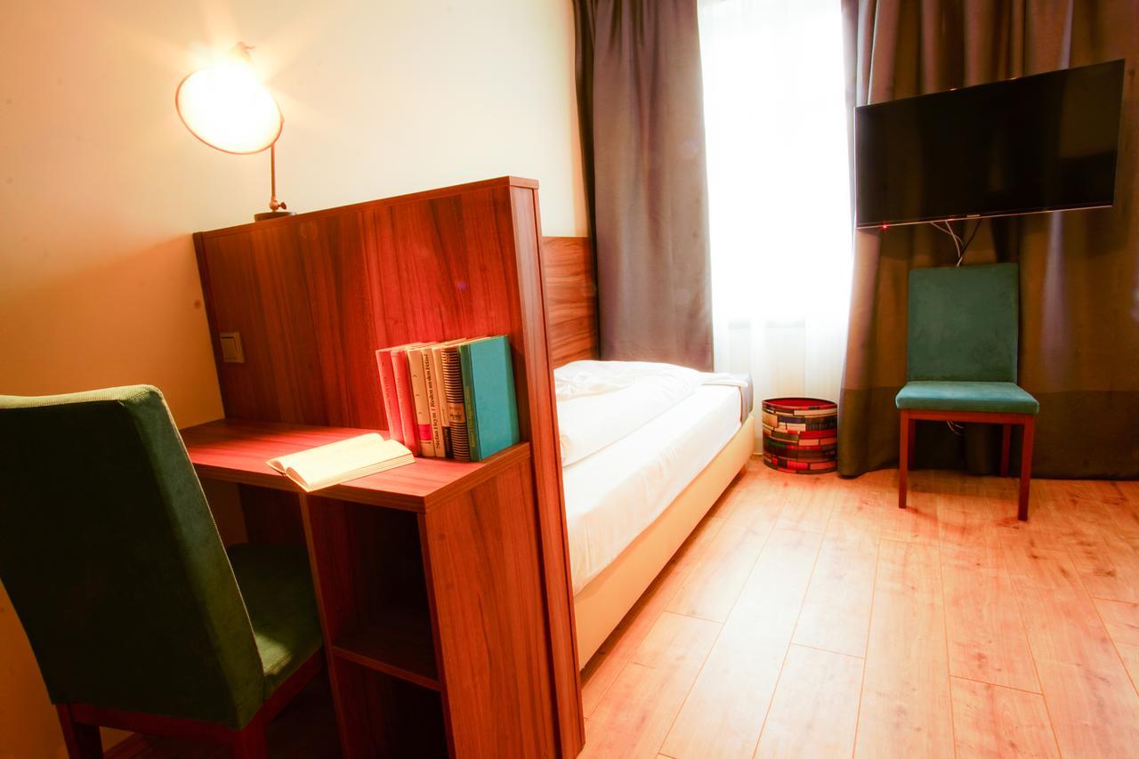 Hotel Bett Und Buch 3*